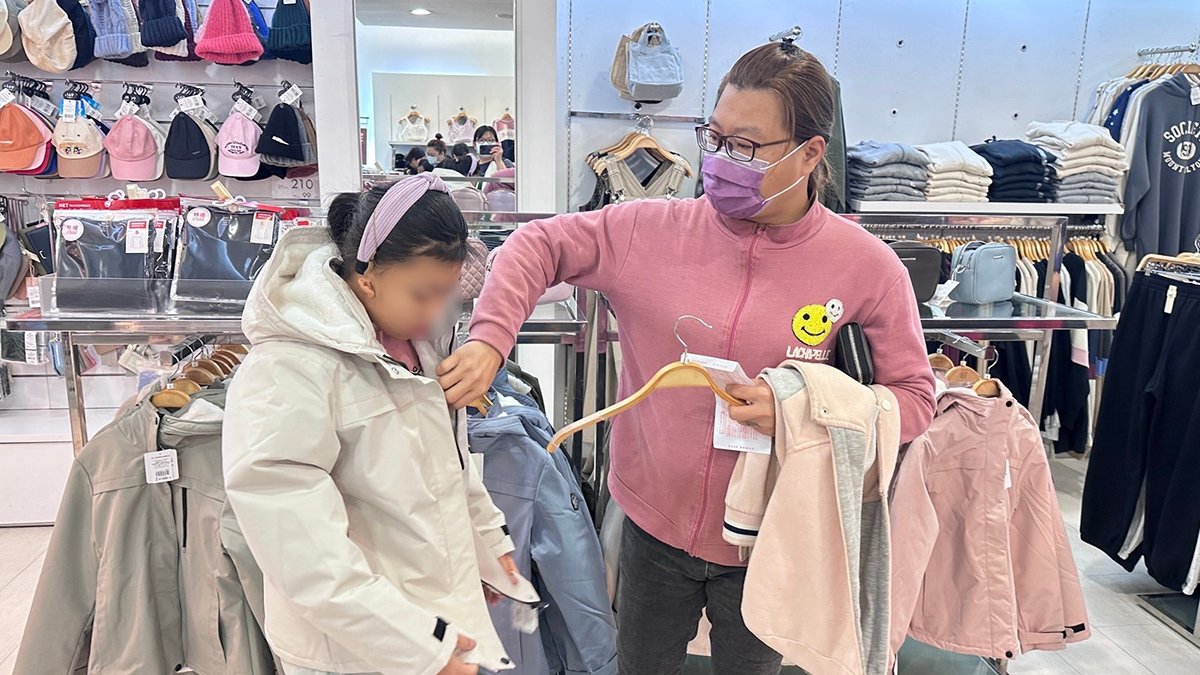 NET持續16年愛心捐助 南投家扶童暖心迎新年 2 今年,NET再度捐贈價值80萬元的提貨券,惠及400名家扶扶助兒少,幫助他們在過年前購買新衣過好年。