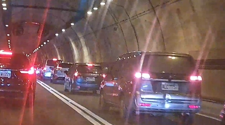 228連續假期首日一早,台六二線萬瑞快速道路通往萬里金山方向的中崙隧道內已經湧現車潮。