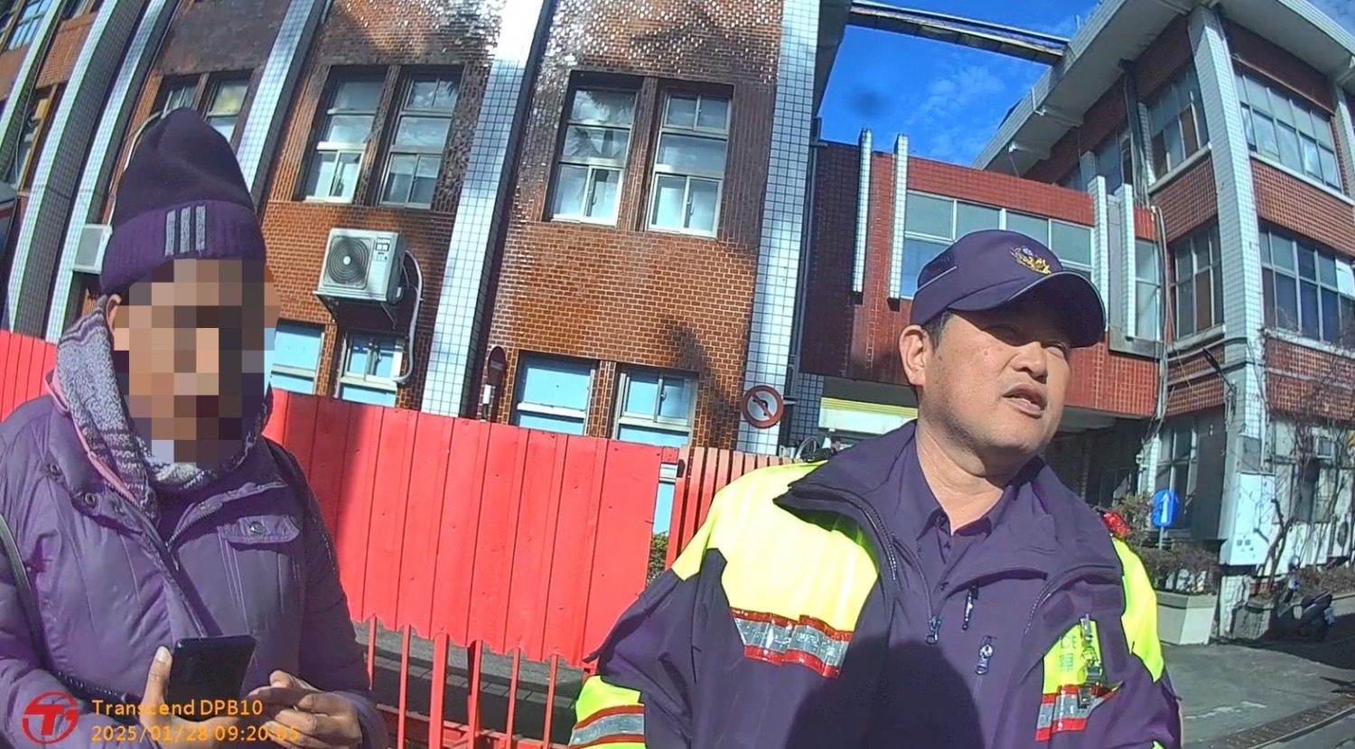 外籍教師小年夜提款卡被「吞掉」 豐原警助解圍 外籍教師小年夜提款卡被「吞掉」 豐原警助解圍