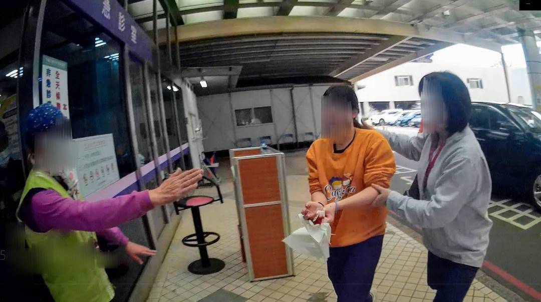 少女割破手血流不止 蘆竹警火速開道助就醫 少女割破手血流不止 蘆竹警火速開道助就醫