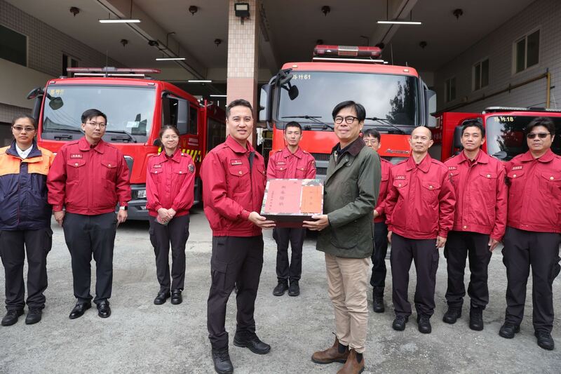 市長陳其邁初三慰問路竹分隊,感謝消防人員堅守崗位守護平安 市長陳其邁初三慰問路竹分隊,感謝消防人員堅守崗位守護平安