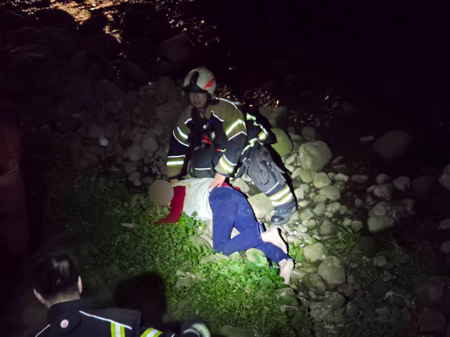 春節執勤不打烊 龜山警救墜橋婦、送暖遊民 春節執勤不打烊 龜山警救墜橋婦、送暖遊民