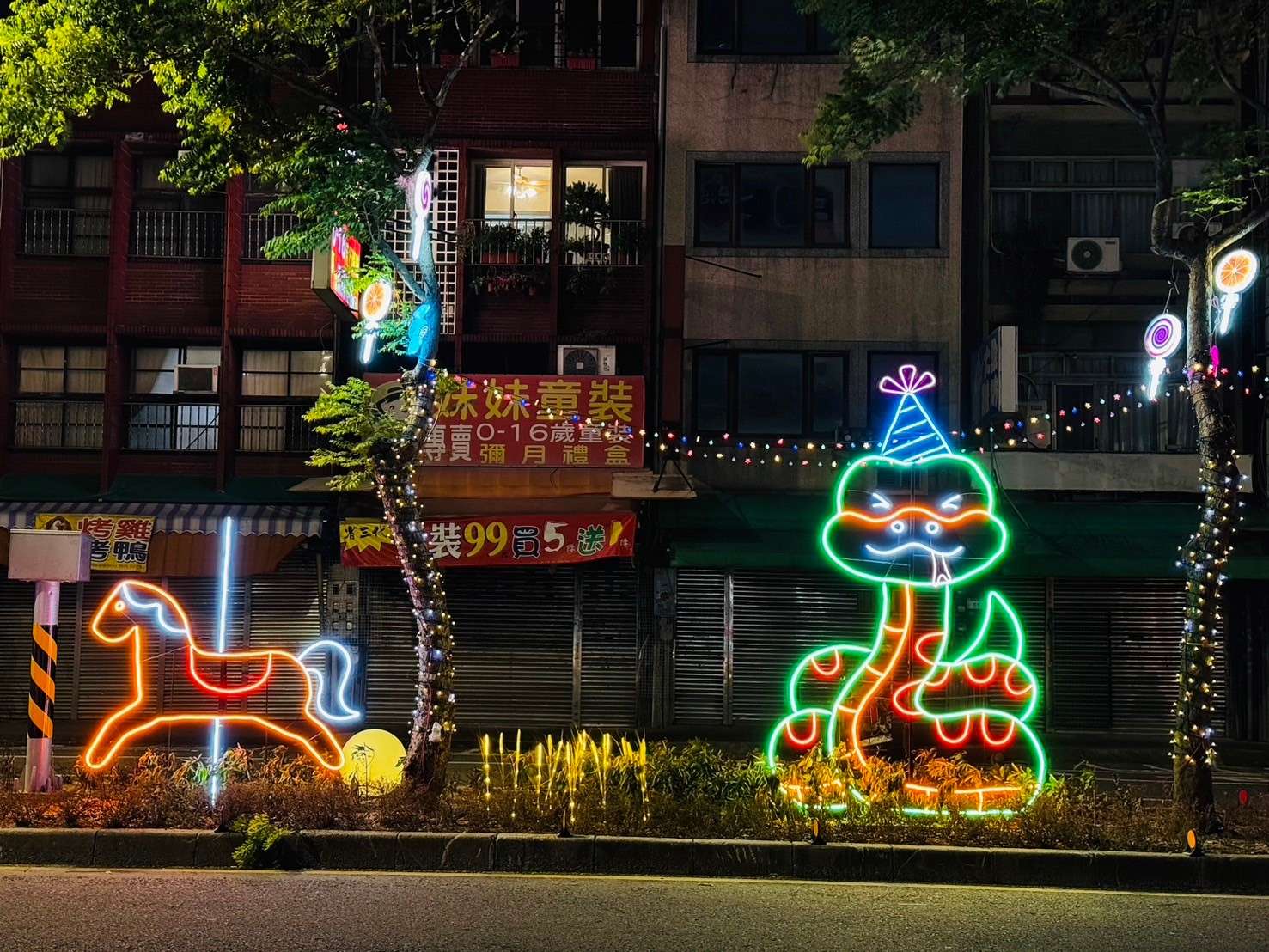 中壢「這處」變身童話世界 Q版蛇燈飾點亮新年氛圍 中壢「這處」變身童話世界 Q版蛇燈飾點亮新年氛圍