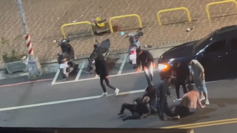 【有片】過年放鞭炮惹衝突!里長、鄰居當街上演全武行 【有片】過年放鞭炮惹衝突!里長、鄰居當街上演全武行