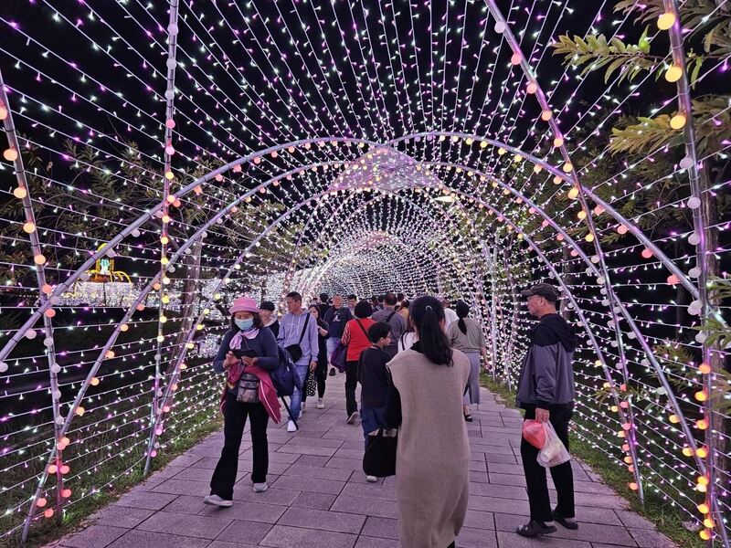 屏東燈節 四大燈區5天湧進百萬人潮  打卡美拍絡繹不絕