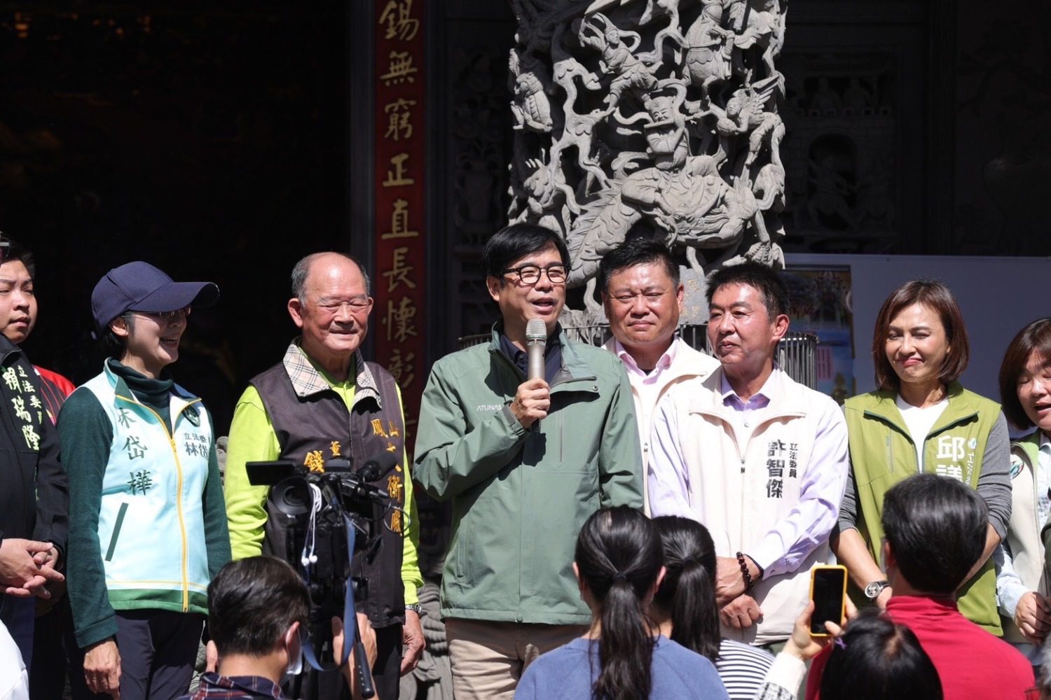 陳其邁大年初四參香走春發紅包 民眾熱烈回應加油鼓勵