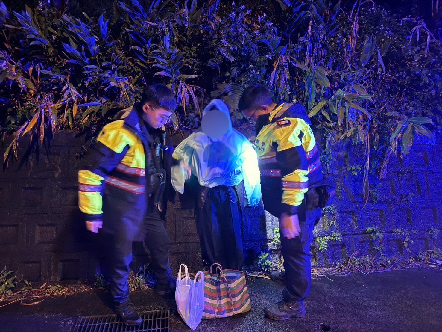 公車坐過站!7旬老翁冒雨走山路跌倒 龜山警護送返家 公車坐過站!7旬老翁冒雨走山路跌倒 龜山警護送返家