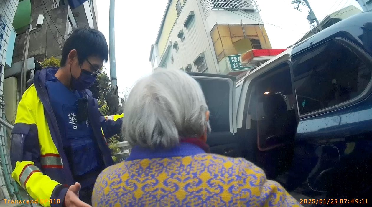 8旬婦外出尋夫迷途　警送返家才知「這真相」