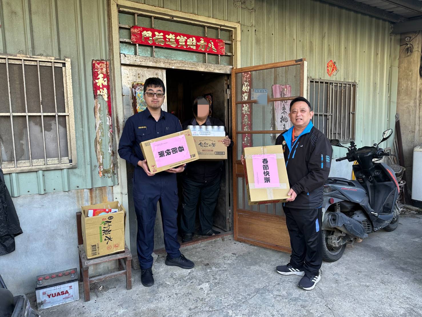 男子獨自照顧身障妹生活困頓 大園警年節送暖 男子獨自照顧身障妹生活困頓 大園警年節送暖