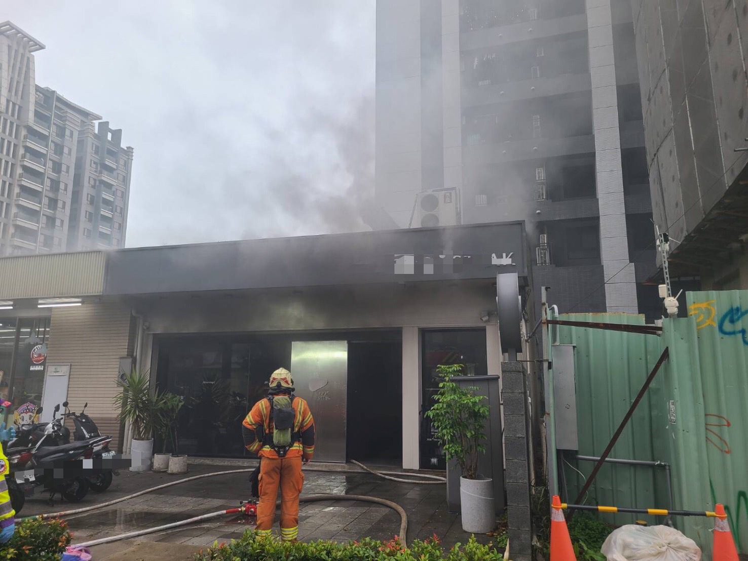 年初五驚魂！中壢公園路店家火警 現場濃煙瀰漫