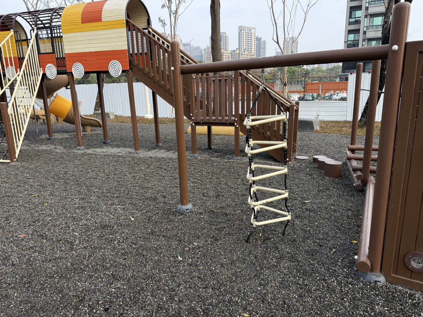 高市同盟公園攀爬架鬆脫,已完成檢修固定 高市同盟公園攀爬架鬆脫,已完成檢修固定