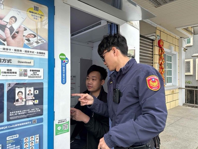 語言障礙無礙服務 湖內警化身暖男協助外籍移工 語言障礙無礙服務 湖內警化身暖男協助外籍移工