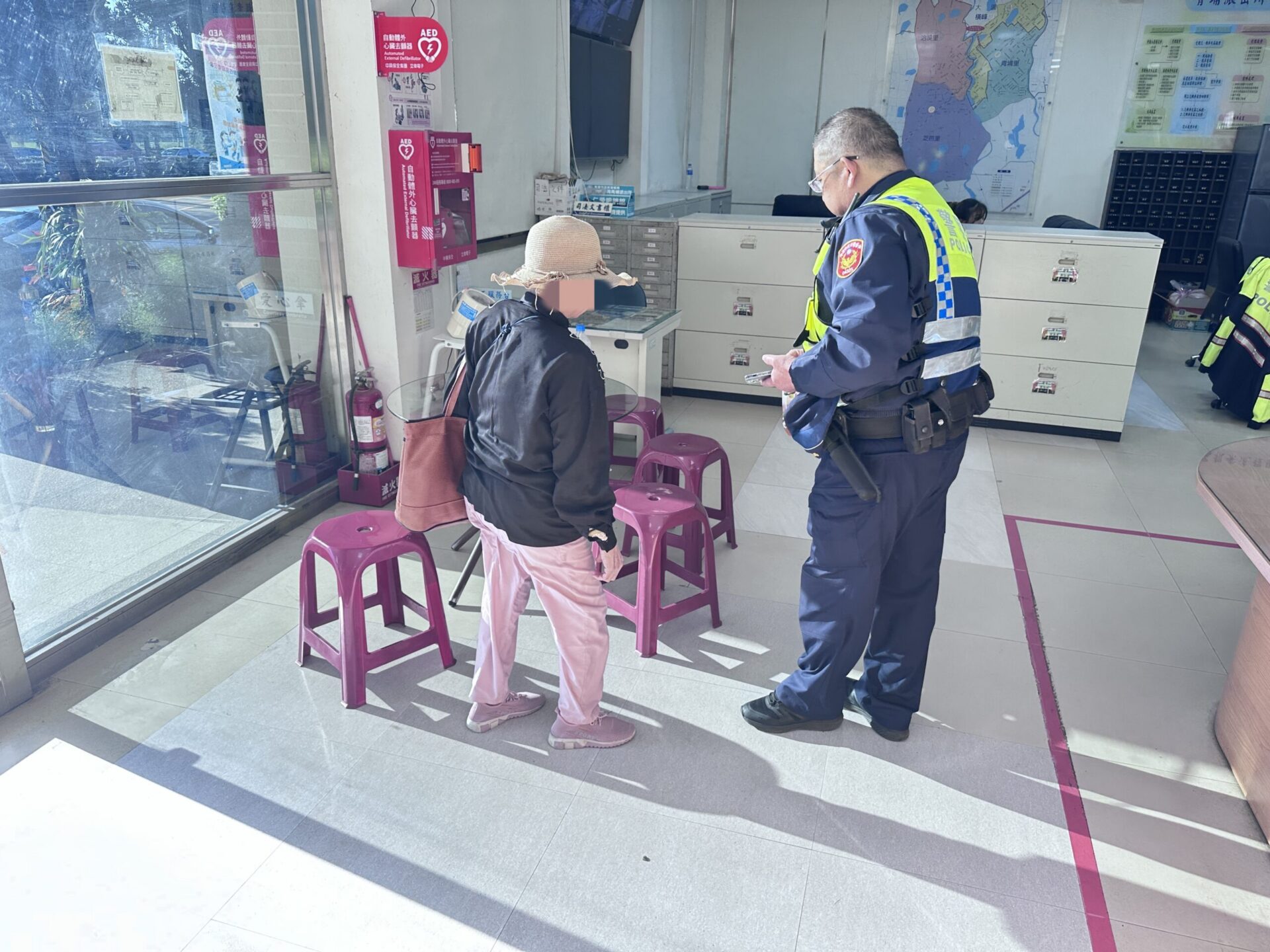 高齡婦外出購物迷走4小時 壢警暖心助返家 高齡婦外出購物迷走4小時 壢警暖心助返家