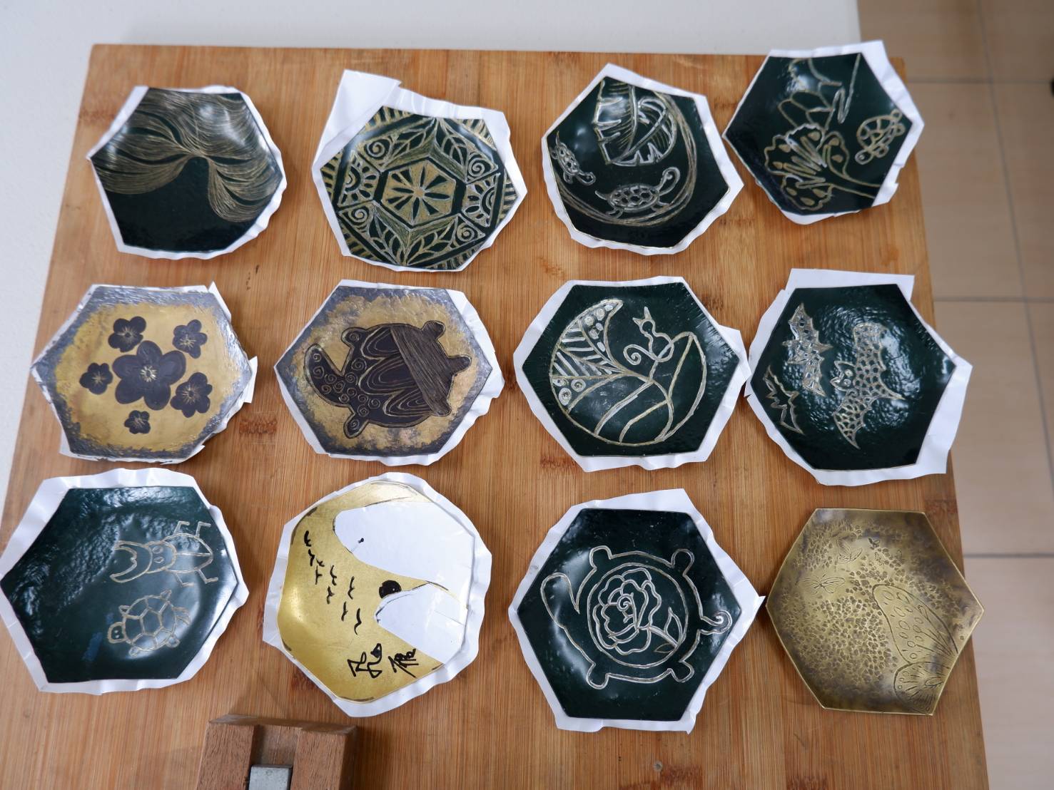 茂管處推「金作工作坊」 民眾可親手打造六龜意象銅鑰匙圈 茂管處推「金作工作坊」 民眾可親手打造六龜意象銅鑰匙圈