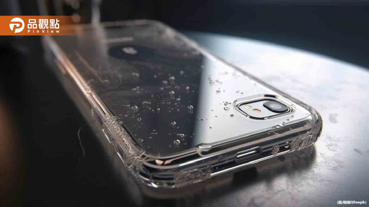 妹子一拆手機殼「滿滿黑黴菌」嚇壞!全因洗澡有「1習慣」 妹子一拆手機殼「滿滿黑黴菌」嚇壞!全因洗澡有「1習慣」