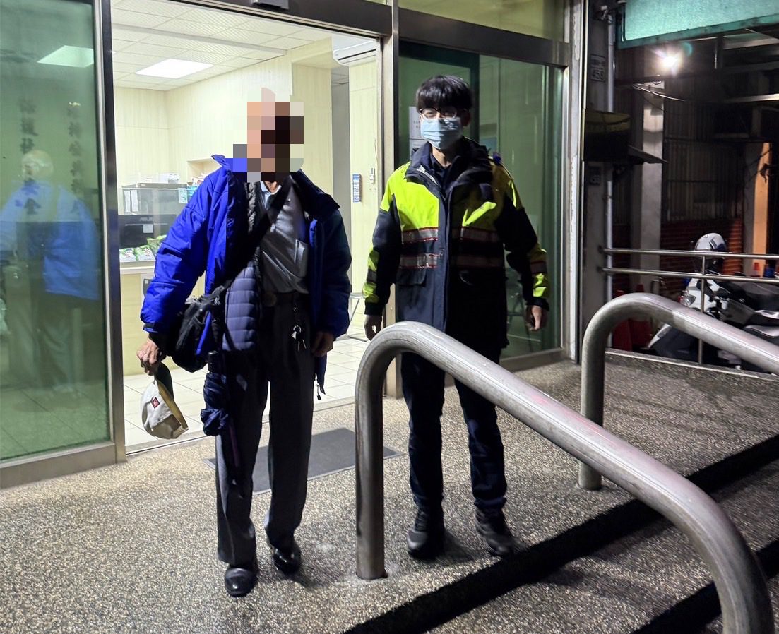 7旬翁訪友雨中迷途 楊梅警暖心送返家 7旬翁訪友雨中迷途 楊梅警暖心送返家