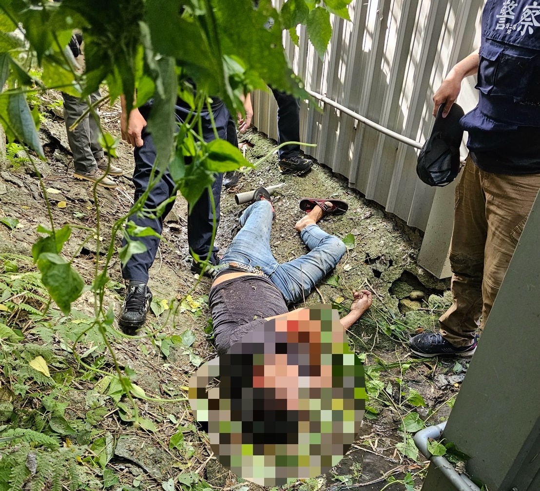 偵二隊飛象過河查緝槍械 嫌犯拒捕跳下圳溝被逮 偵二隊飛象過河查緝槍械 嫌犯拒捕跳下圳溝被逮