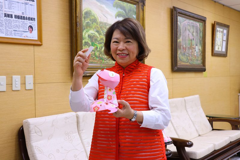 嘉市貴氣「小花蛇」提燈亮相！ 結合疫苗接種站 2/6起連三天發送