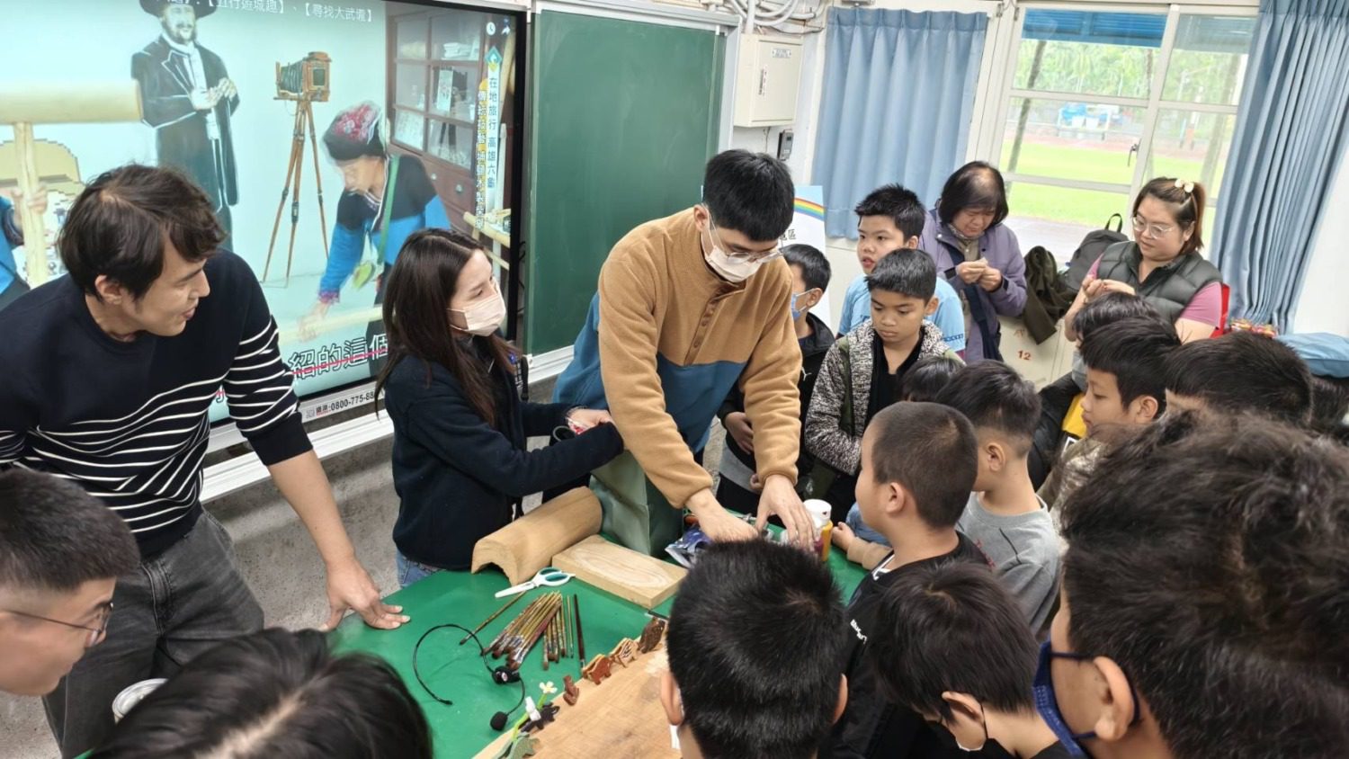 茂管處攜手六龜木作工作坊深耕校園 新威國小學童化身小小工匠 茂管處攜手六龜木作工作坊深耕校園 新威國小學童化身小小工匠