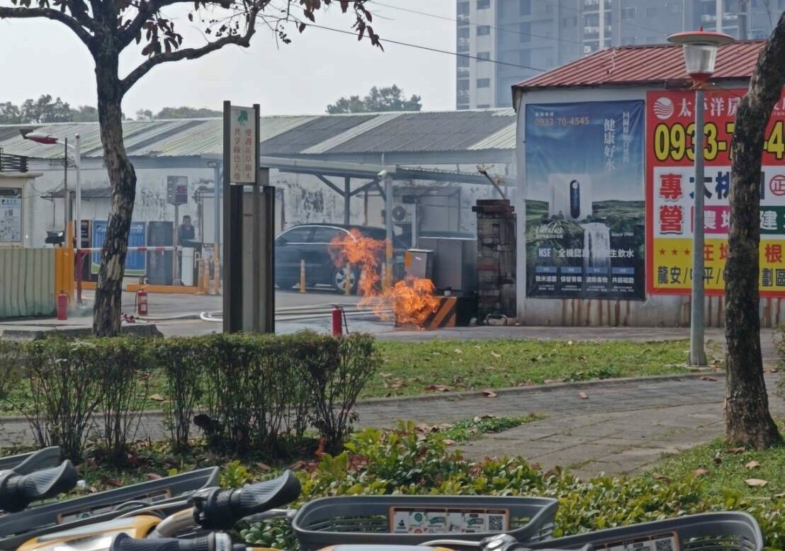 【有片】水溝狂噴火！桃消出動47人緊急撲滅 現場畫面曝光