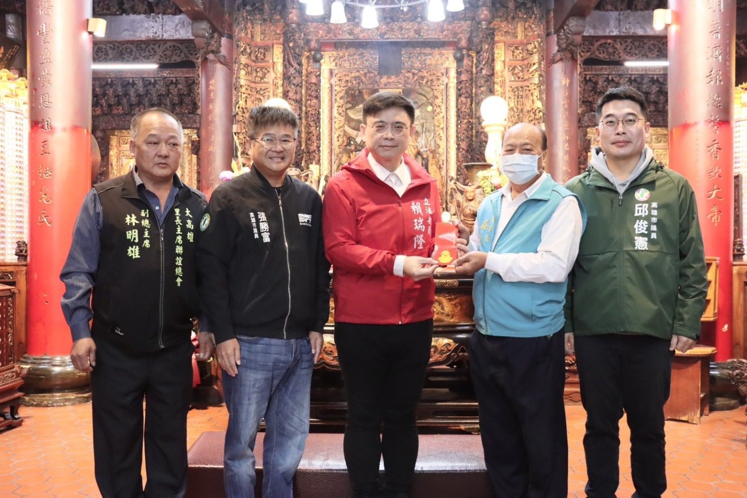 賴瑞隆走訪大社燕巢鳥松新春祈福 支持民眾鼓勵加油聲不斷 賴瑞隆走訪大社燕巢鳥松新春祈福 支持民眾鼓勵加油聲不斷