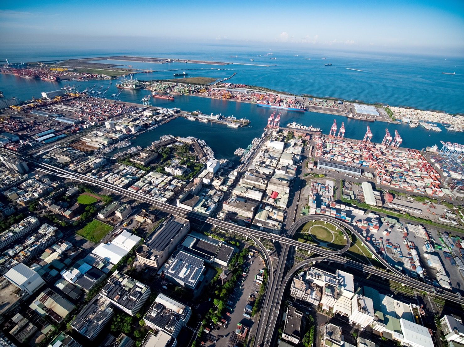 拚櫃量、顧減碳,港務公司推出行銷獎勵方案 盼吸引更多航線到靠 拚櫃量、顧減碳,港務公司推出行銷獎勵方案 盼吸引更多航線到靠