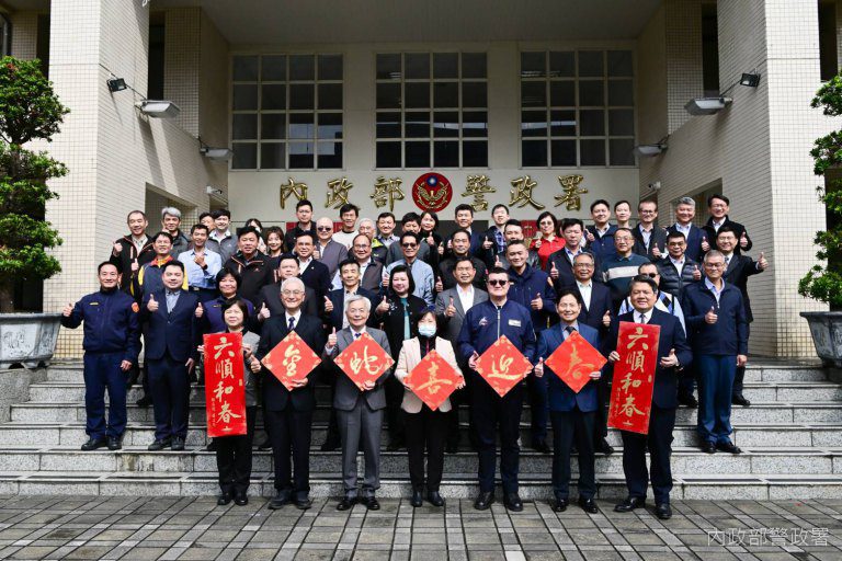 金蛇喜迎春-內政部劉部長世芳蒞臨警政署拜年　感謝全體警察同仁辛勞