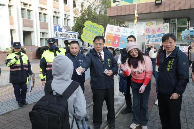 開學首日臺南校園整備就緒 黃偉哲視察新進國小呼籲落實防疫 開學首日臺南校園整備就緒 黃偉哲視察新進國小呼籲落實防疫