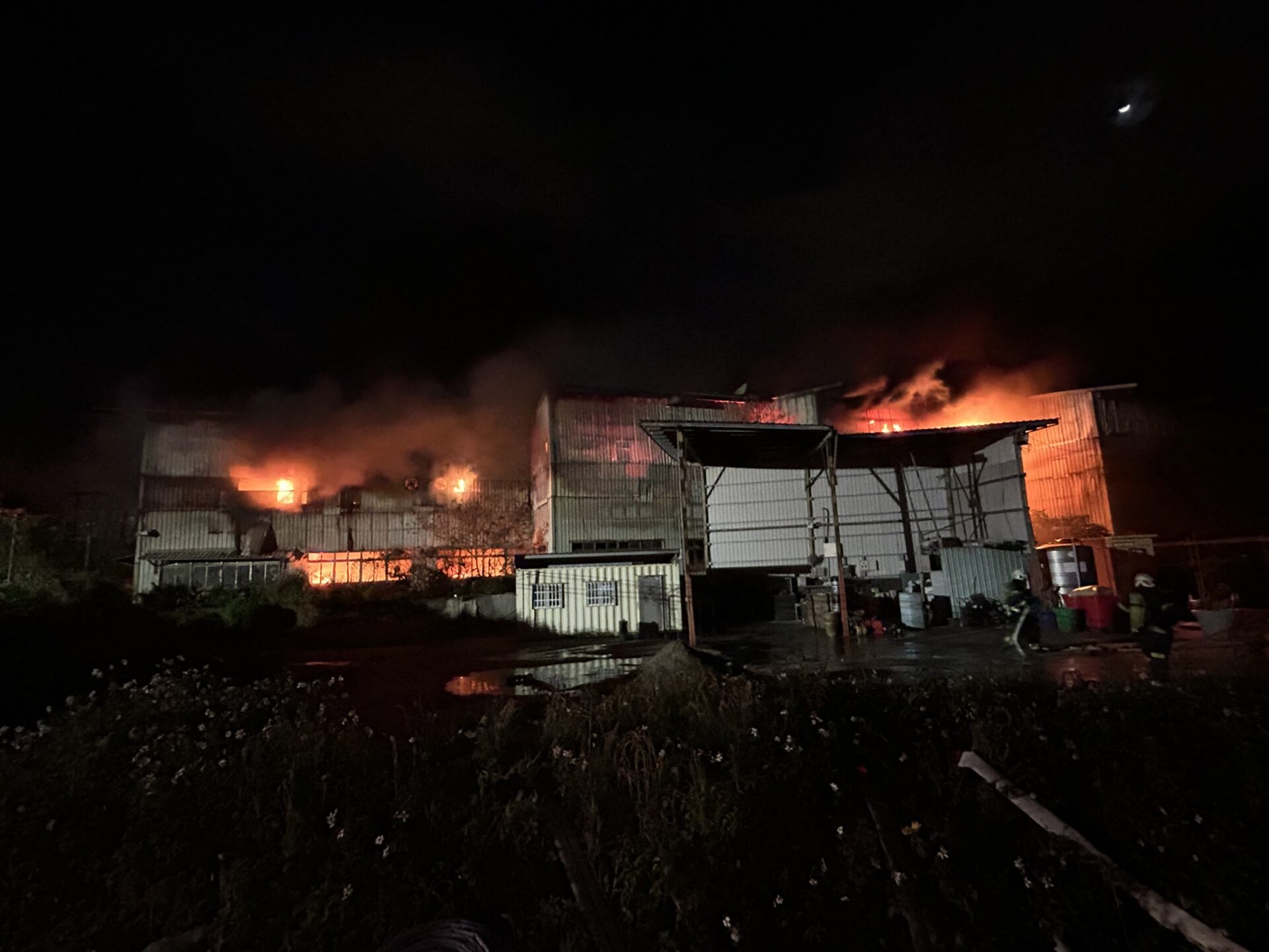 桃園會稽掩埋場又燒!消防局出動逾百人灌救 桃園會稽掩埋場又燒!消防局出動逾百人灌救