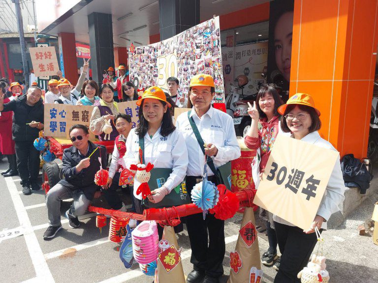 彰化家扶無窮世代古早燈籠義賣30載 李世湧夫妻堅持助學初心 彰化家扶無窮世代古早燈籠義賣30載 李世湧夫妻堅持助學初心