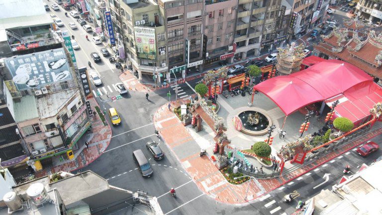 桃市府持續優化城市環境　景福宮周邊人行道完成第一階段拓寬