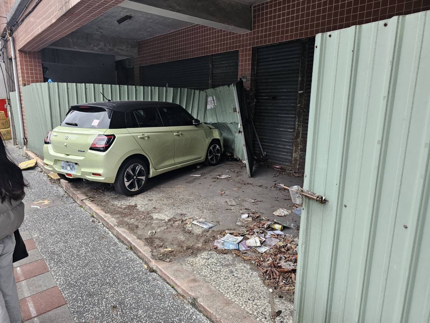 女駕駛轉彎暴衝 6人等公車遭撞送醫 女駕駛轉彎暴衝 6人等公車遭撞送醫