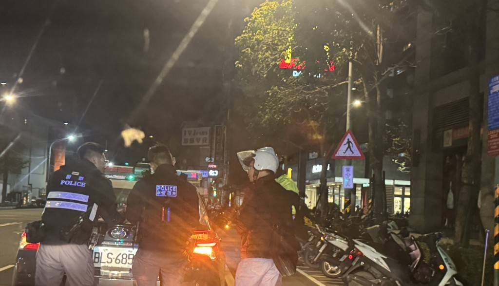 騎士天冷喝米酒暖身 酒測超標當場遭攔檢扣牌 騎士天冷喝米酒暖身 酒測超標當場遭攔檢扣牌