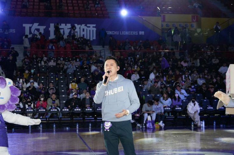 與攻城獅有約　竹北首位客家市長鄭朝方中場獻唱客家歌 注入勝利氣勢