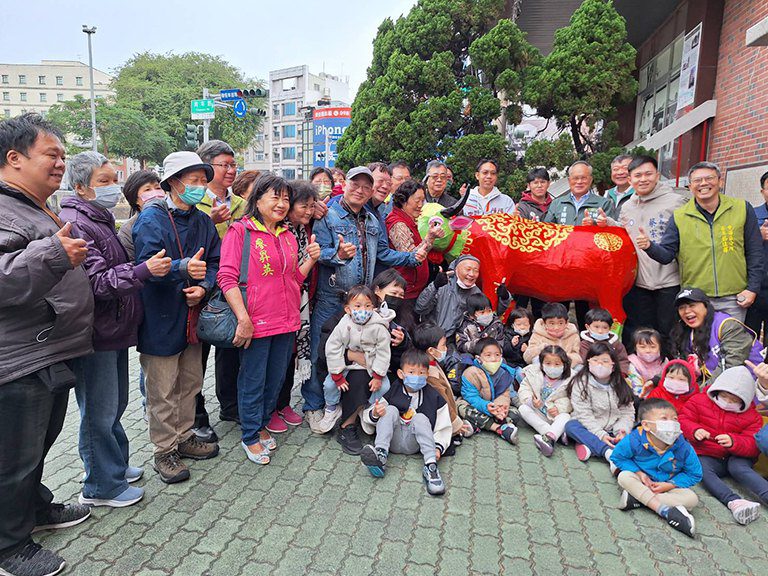 中西區公所攜手社區民眾與傳統藝師 共創嶄新春牛亮相 中西區公所攜手社區民眾與傳統藝師 共創嶄新春牛亮相