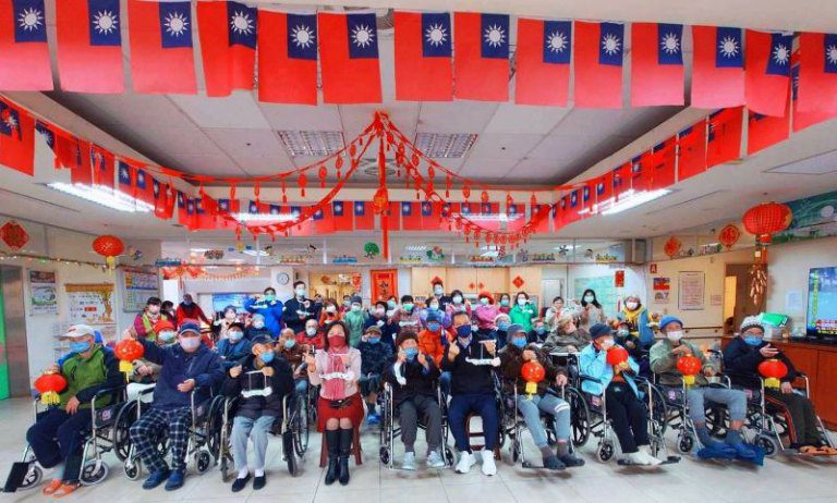 手做燈籠傳幸福　新竹榮家慶元宵