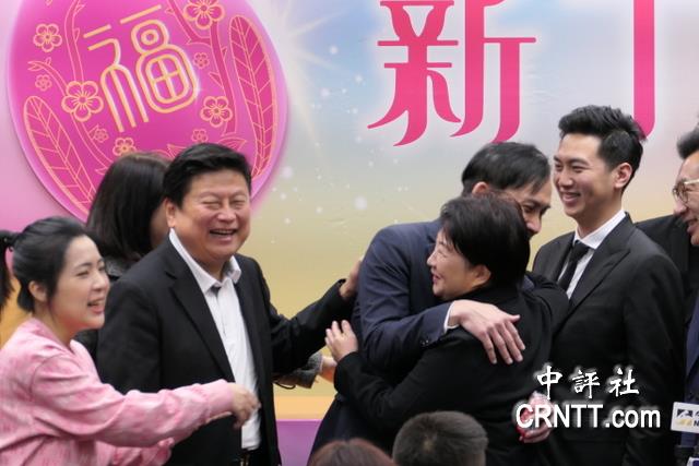 擁抱葉元之 盧秀燕出戰反罷了 擁抱葉元之 盧秀燕出戰反罷了