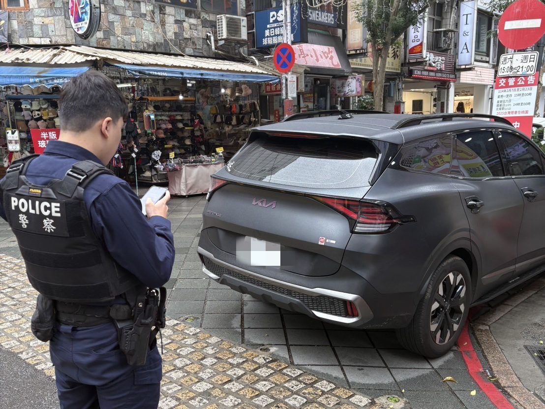 民眾搶排桃園寶可夢小提燈 壢警出動近300人維護燈會周邊交通安全 民眾搶排桃園寶可夢小提燈 壢警出動近300人維護燈會周邊交通安全