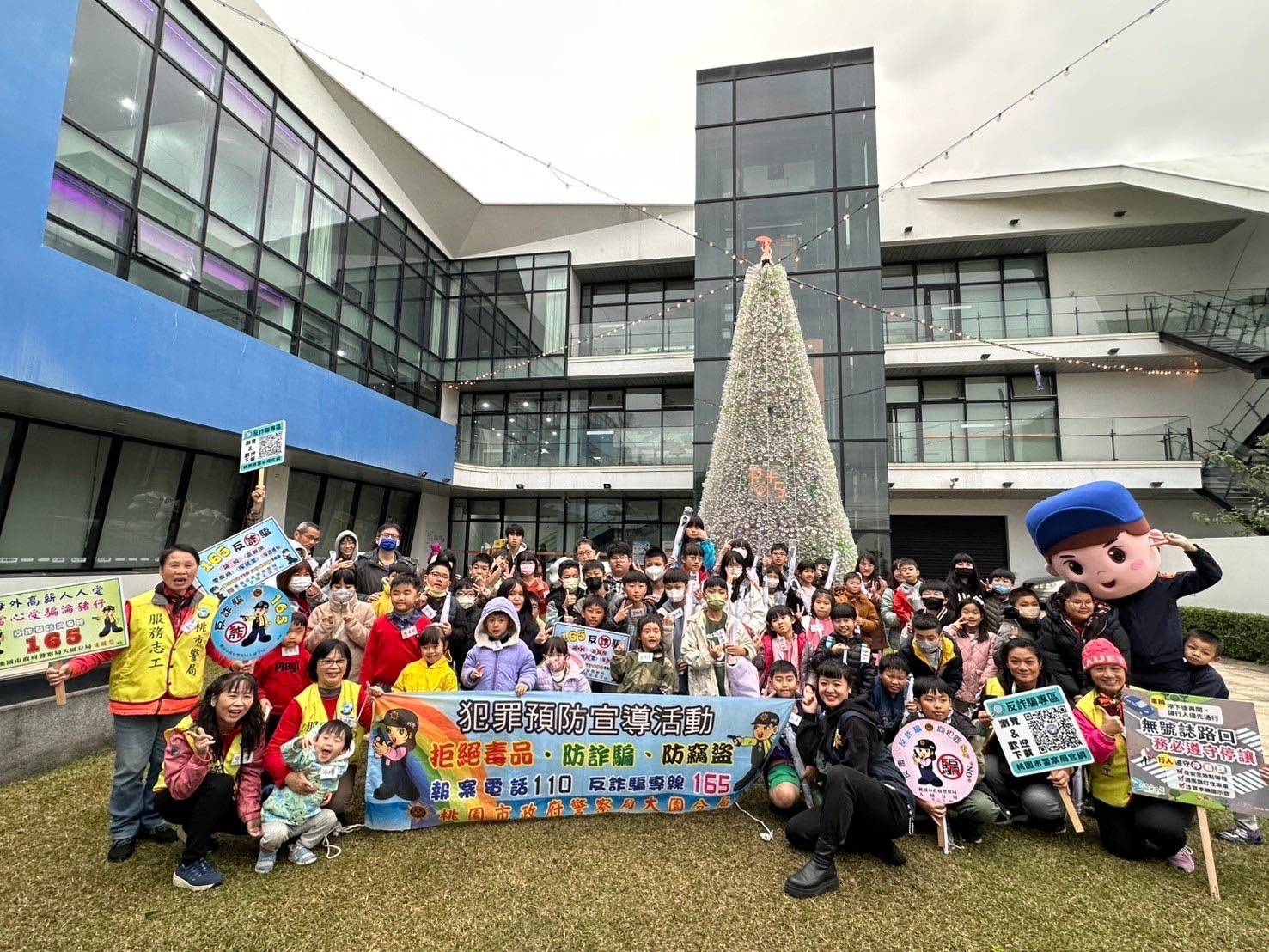 大園警攜手國巨洋傘文創園區 強化學童反詐騙及交通安全觀念 大園警攜手國巨洋傘文創園區 強化學童反詐騙及交通安全觀念