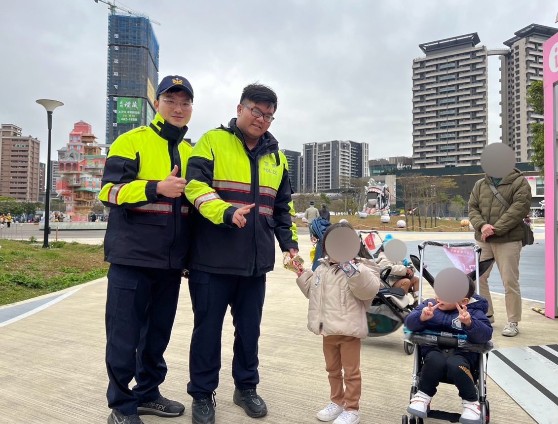 不畏寒風逛燈會 龜山警遞「這物」瞬間溫暖 不畏寒風逛燈會 龜山警遞「這物」瞬間溫暖