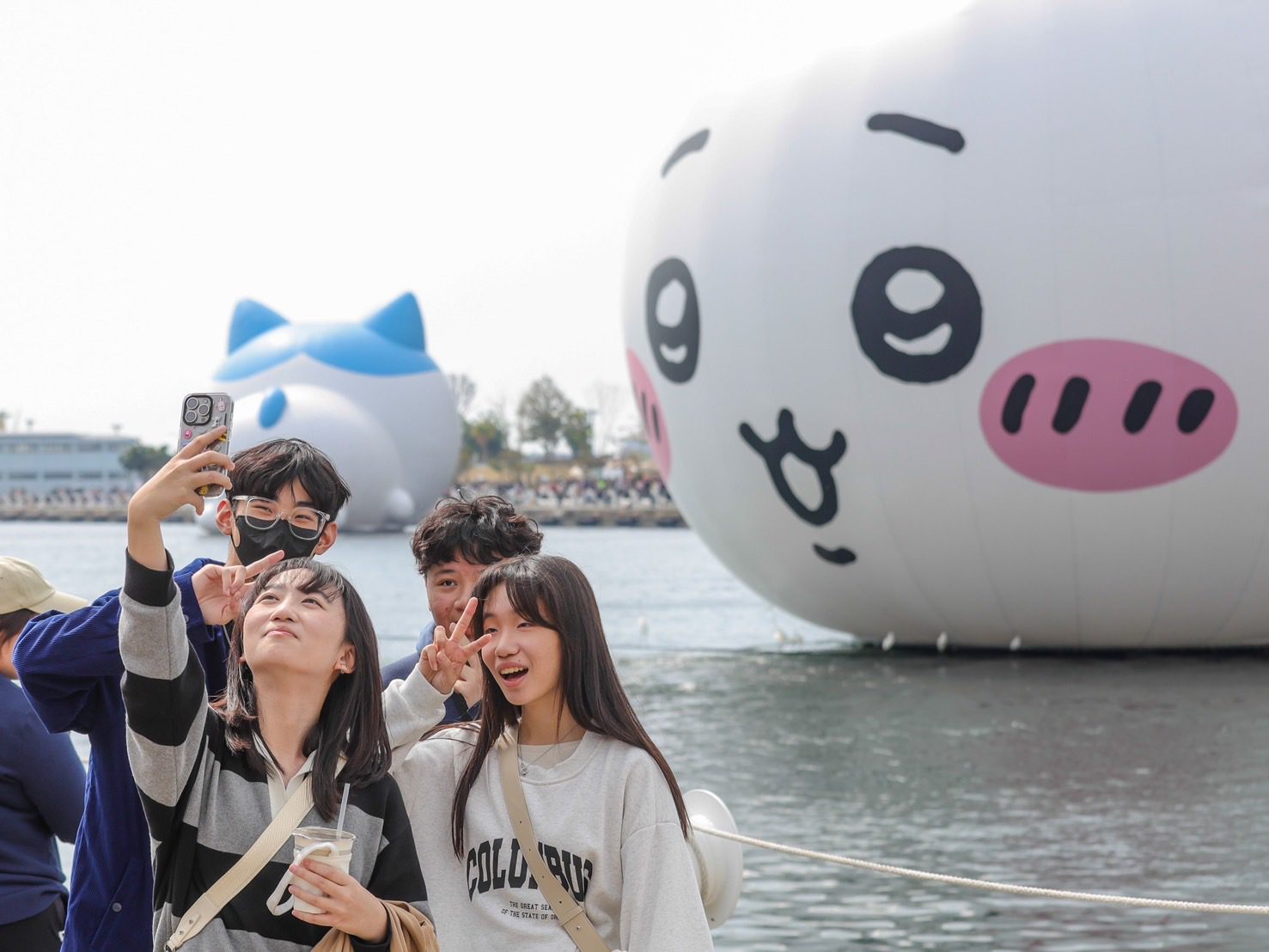 陳其邁與市民朋友一起陪伴吉伊卡哇超吉利 傳遞幸福