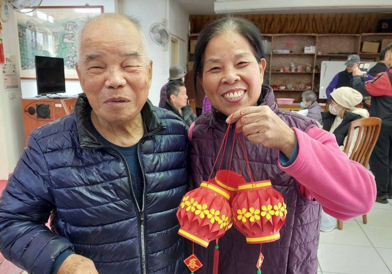 彰化榮家迎元宵製燈籠 長輩巧手創意喚起童年記憶 彰化榮家迎元宵製燈籠 長輩巧手創意喚起童年記憶