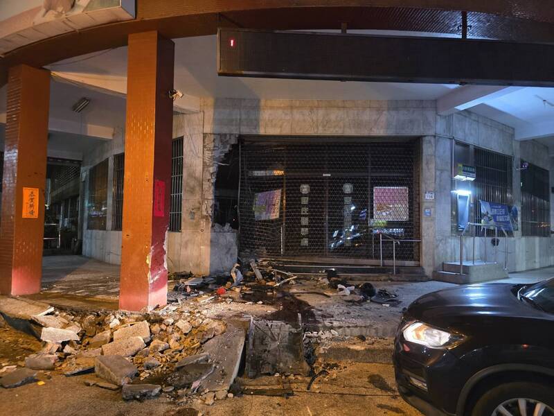 左營區自由四路小吃部糾紛引發撞車意外,警方迅速介入調查 左營區自由四路小吃部糾紛引發撞車意外,警方迅速介入調查