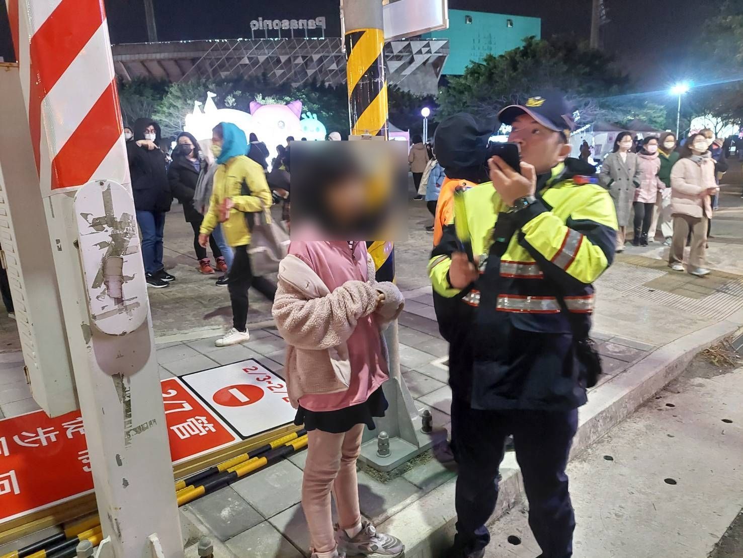 賞燈入迷走失女童蹲路旁大哭 平警暖心助團圓 賞燈入迷走失女童蹲路旁大哭 平警暖心助團圓