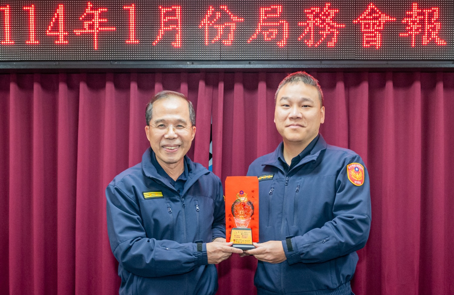 謝家銘制止失控男子砸車 盧廷彰在會報上公開表揚 謝家銘制止失控男子砸車 盧廷彰在會報上公開表揚