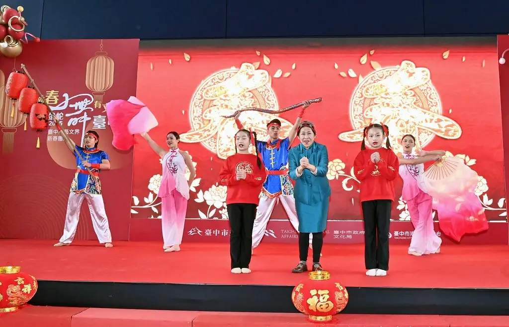 新春有文化 金蛇舞臺中 藝文界齊聚市府迎春同慶 新春有文化 金蛇舞臺中 藝文界齊聚市府迎春同慶