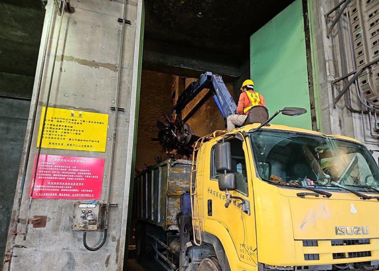 彰化縣府推動垃圾減量有成 焚化廠破碎機助陣減輕人力負荷 彰化縣府推動垃圾減量有成 焚化廠破碎機助陣減輕人力負荷