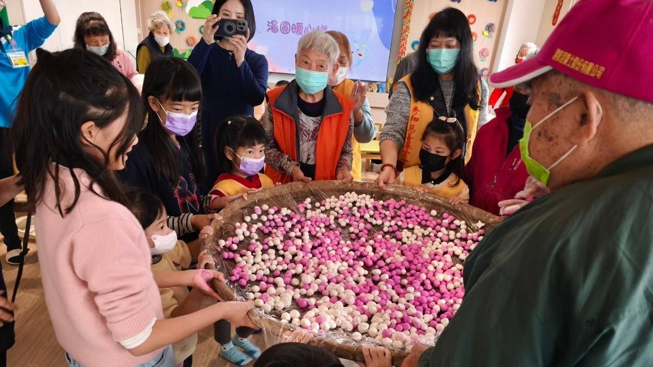 彰化田中秀和苑日照中心老幼共學　祖孫同樂搓湯圓慶元宵