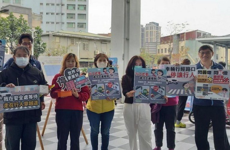 健康平安「蛇」出來 苓雅監理站舉辦猜燈謎結合健檢活動 健康平安「蛇」出來 苓雅監理站舉辦猜燈謎結合健檢活動