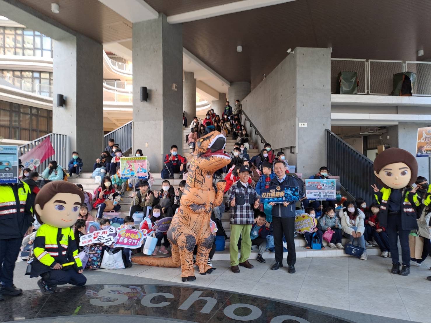 壢警結合民力維護交通秩序 助學童安全開學 壢警結合民力維護交通秩序 助學童安全開學